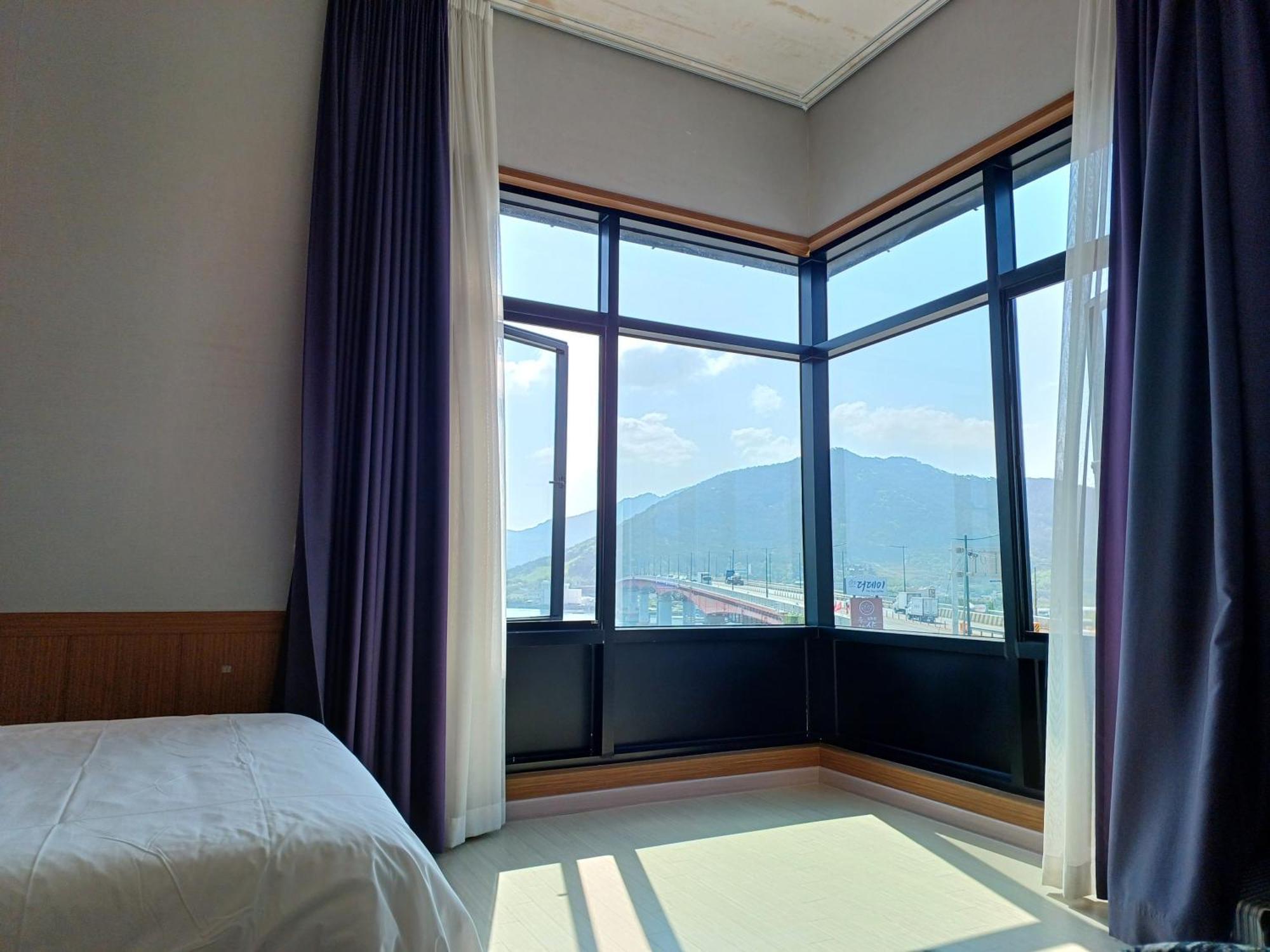 Tongyeong Bridge Hotel Ngoại thất bức ảnh